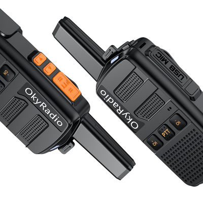 Rádios portáteis de dois sentidos de 5 W em preto com bateria recarregável e carregador USB