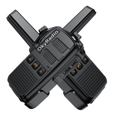 Rádios portáteis de dois sentidos de 5 W em preto com bateria recarregável e carregador USB