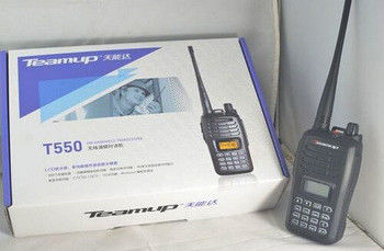 O mais poderoso walkie talkie T550 VHF/UHF com potência de saída de 4W e 16 canais de armazenamento