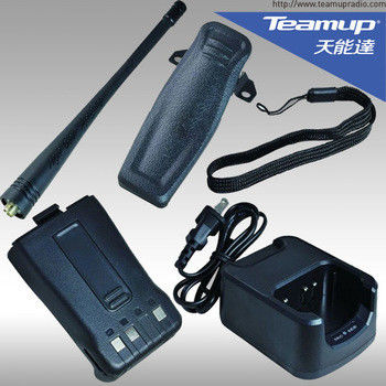 O mais poderoso walkie talkie T550 VHF/UHF com potência de saída de 4W e 16 canais de armazenamento