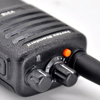 Mantenha-se conectado em suas aventuras ao ar livre com o Walkie-Talkie Preto Portátil V318