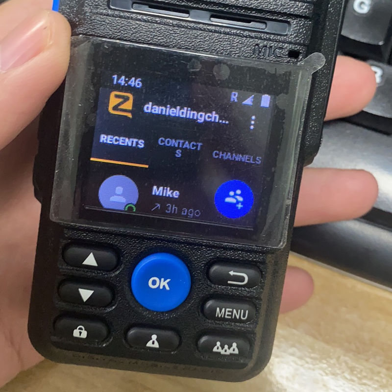 Comunicação em tempo real com Avaialble OEM 110*56*34mm Walkie Talkie e Display Colorido